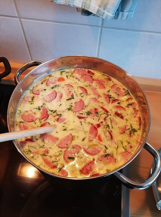 Ich koche Karotten, Kartoffel & Zwiebel, Cabanossi-Käse-Suppe ... Ich koche Karotten, Kartoffel & Zwiebel, Cabanossi-Käse-Suppe ...